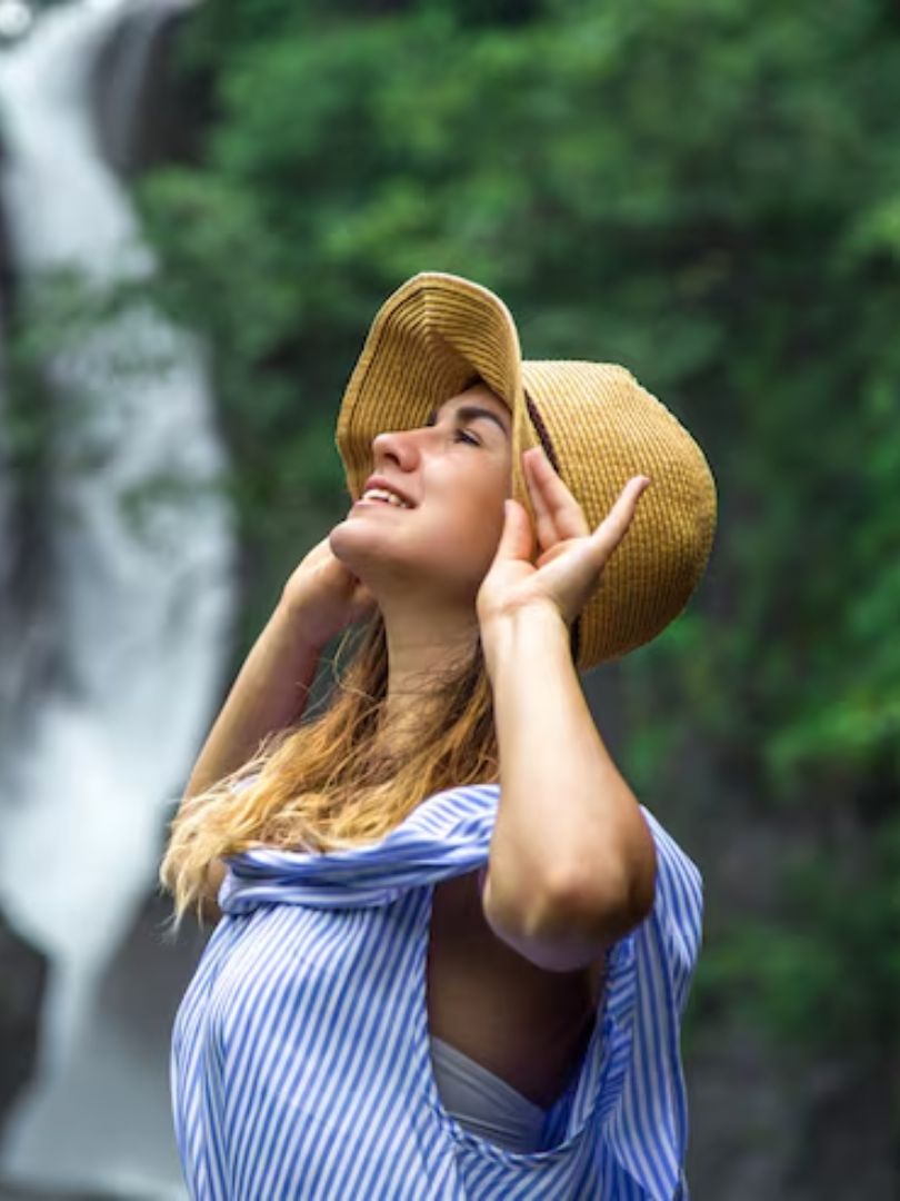 menina-de-chapeu-olhando-para-a-cachoeira-169016-6468.jpg